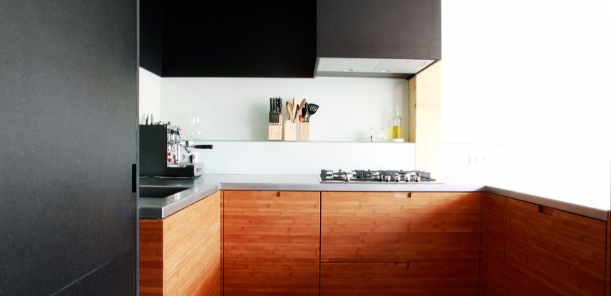 Bamboe houten keuken met RVS aanrechtblad