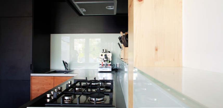 Bamboe houten keuken met RVS aanrechtblad